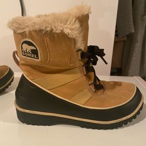 Women’s size 8 tanned Sorel Winter Boots.